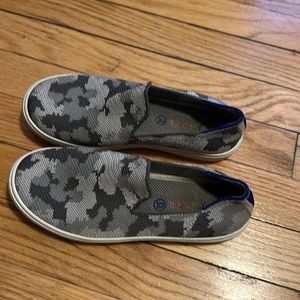 Grey camo Rothy’s kids sz 4 womens sz 6